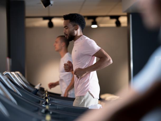 Deux sportifs qui courent sur un tapis