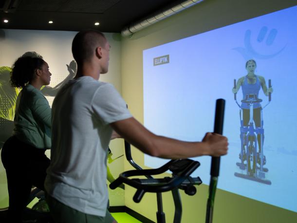 Un sportif qui s'entraine sur une machine