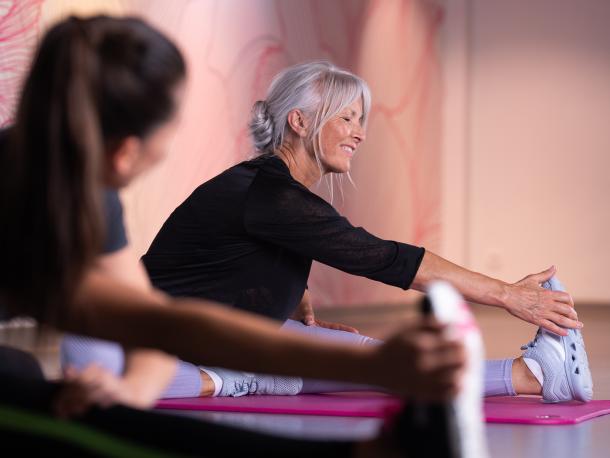 Eux sportives qui s'étirent sur des tapis
